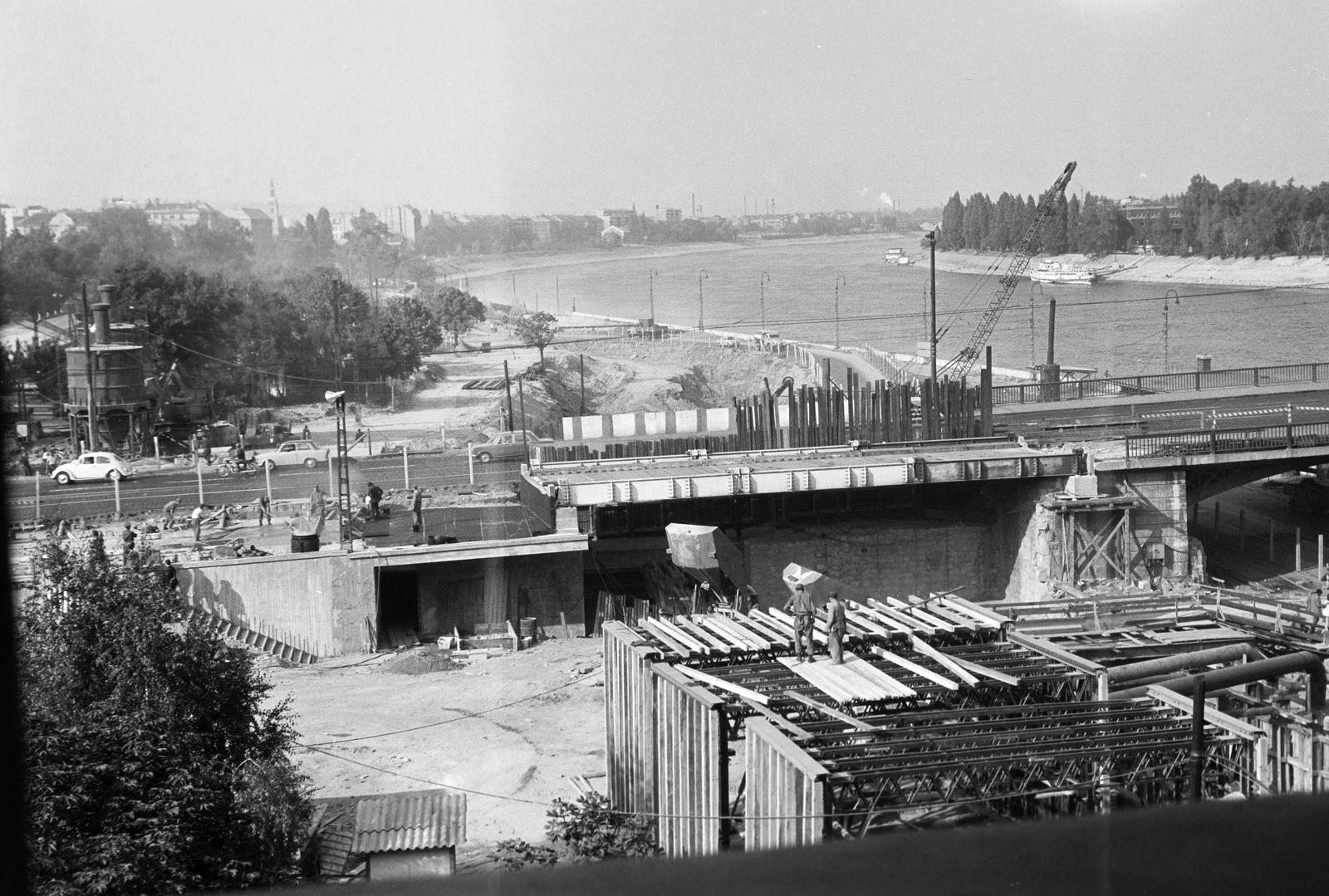 Hungary, Budapest II., a mai Gyóni Géza (ekkor névtelen) tér a Margit híd budai hídfőjénél. A felvétel a szentendrei HÉV Batthyány térre történő bevezetésekor készült., 1969, Gazda Anikó, Budapest, Fortepan #307412