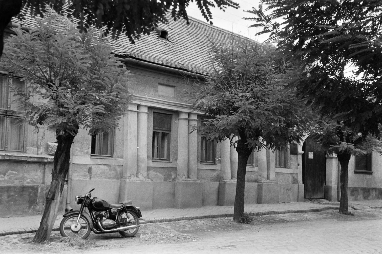 Magyarország, Baja, az Oroszlán utca 10. számú ház a Türr István utca felől., 1962, Gazda Anikó, motorkerékpár, lakóház, oszlop, akácfa, Fortepan #307420