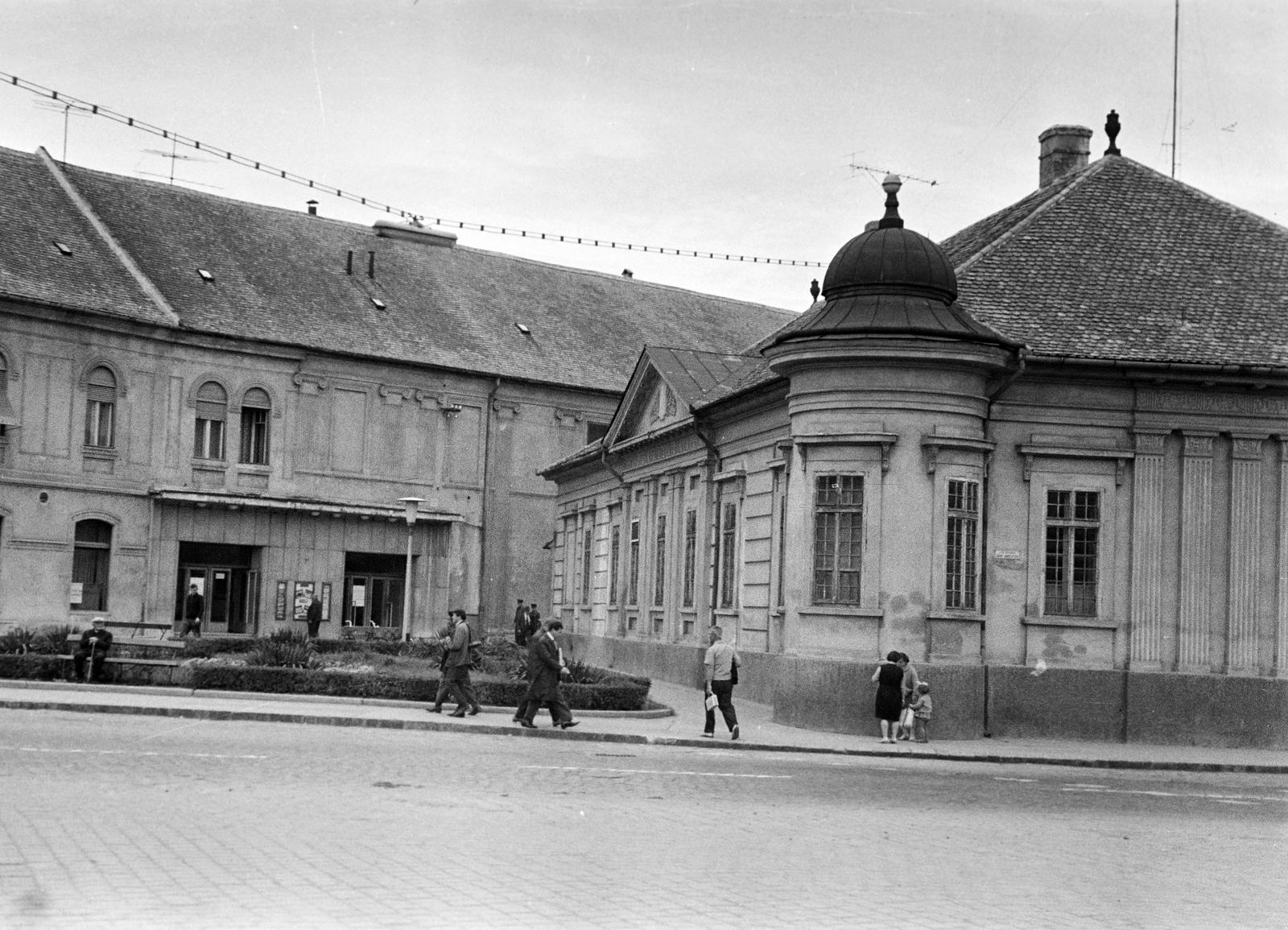 Magyarország, Baja, Vörösmarty tér, jobbra a Vojnich kúria, háttérben a Központi Mozi bejárata., 1962, Gazda Anikó, Fortepan #307421