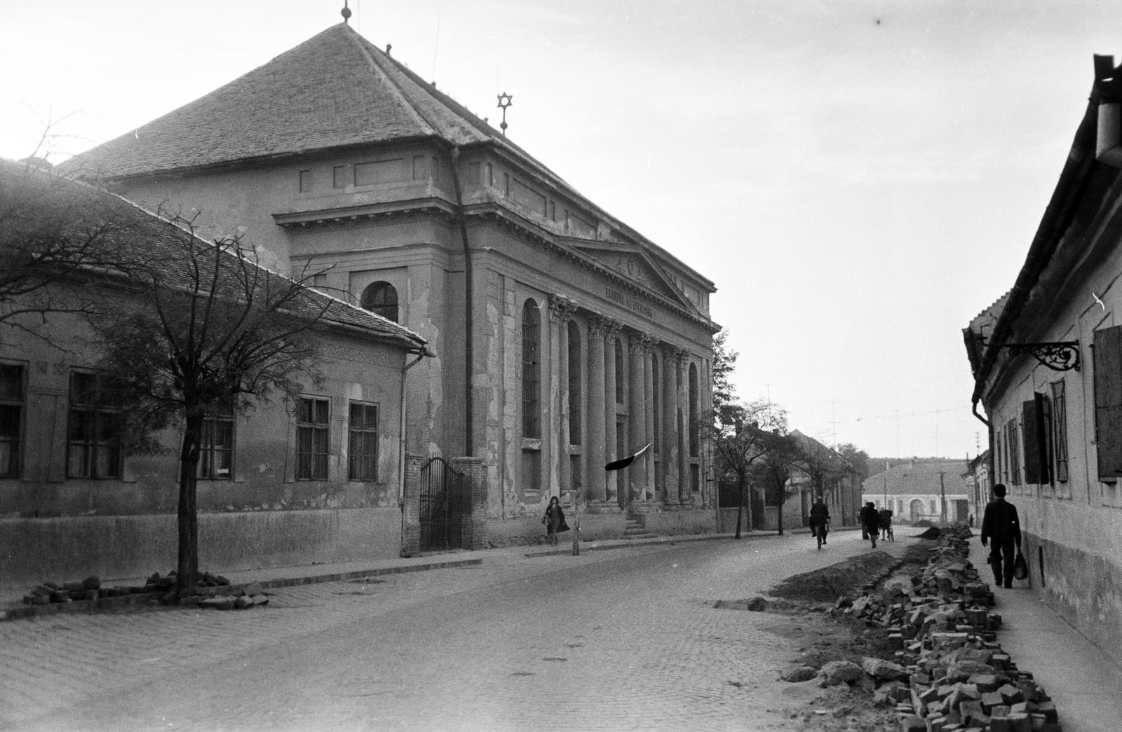 Magyarország, Baja, Munkácsy Mihály utca, balra a zsinagóga és a rabbi háza. A háttérben a Kölcsey utca 21. számú ház látható., 1962, Gazda Anikó, Fortepan #307424