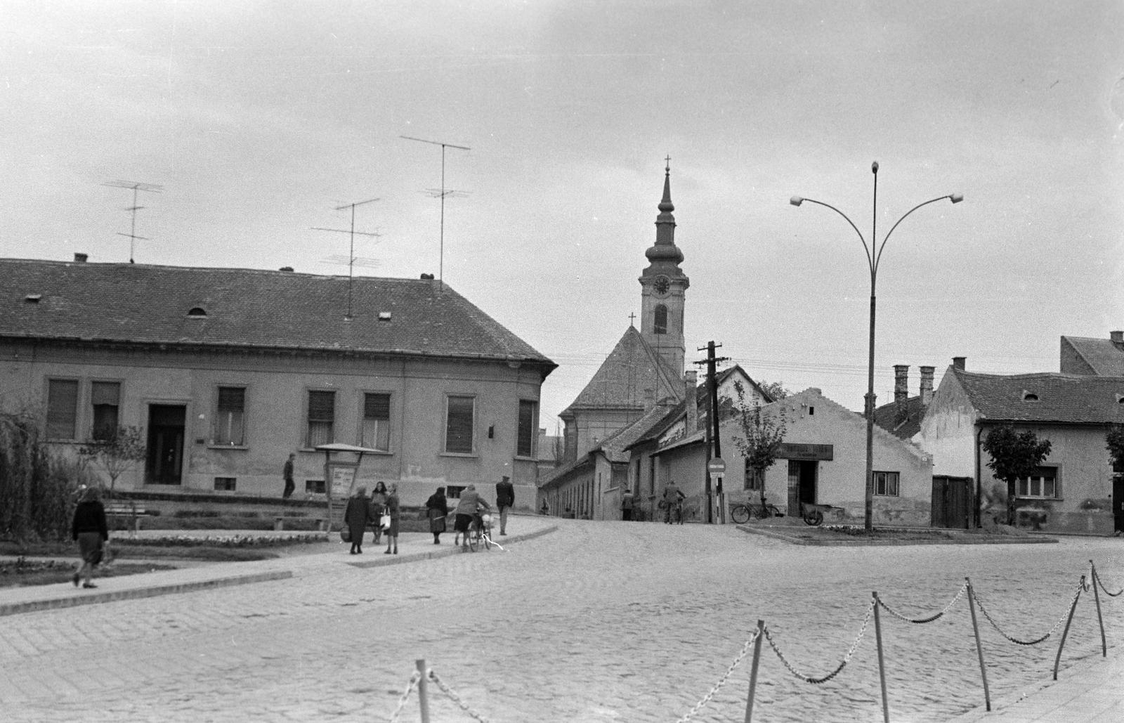 Magyarország, Baja, Árpád tér, háttérben a Szent Péter és Pál apostolok templom., 1964, Gazda Anikó, Fortepan #307429