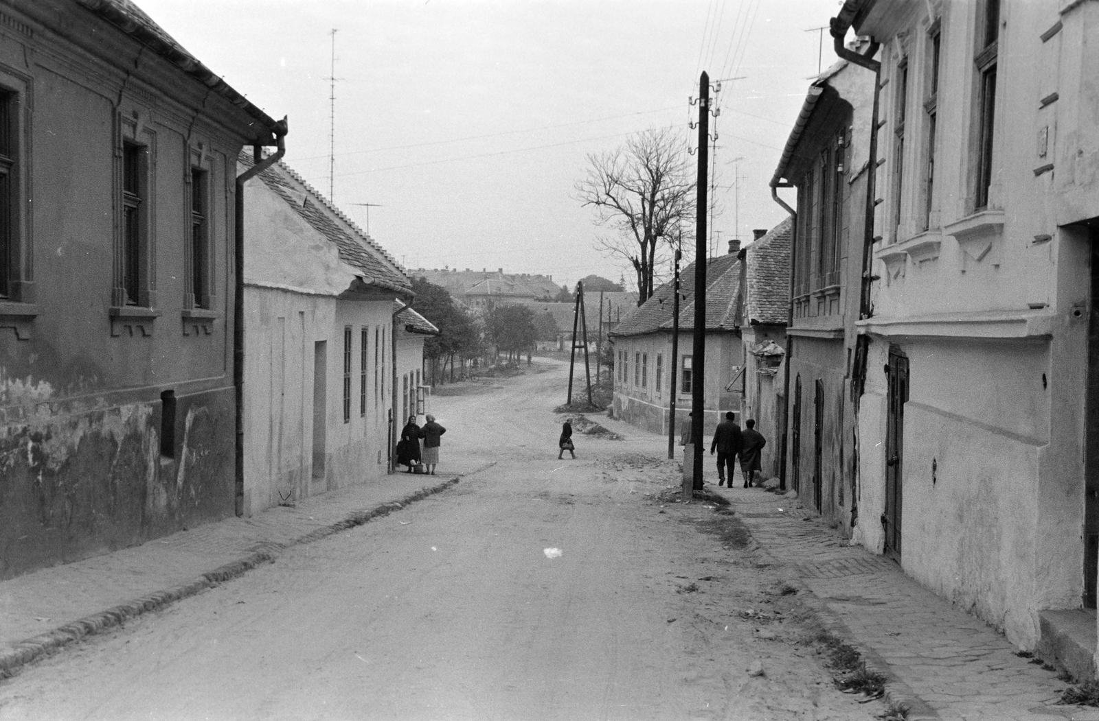 Magyarország, Baja, Árpád utca, háttérben a Deszkás utcát látjuk., 1964, Gazda Anikó, Fortepan #307430