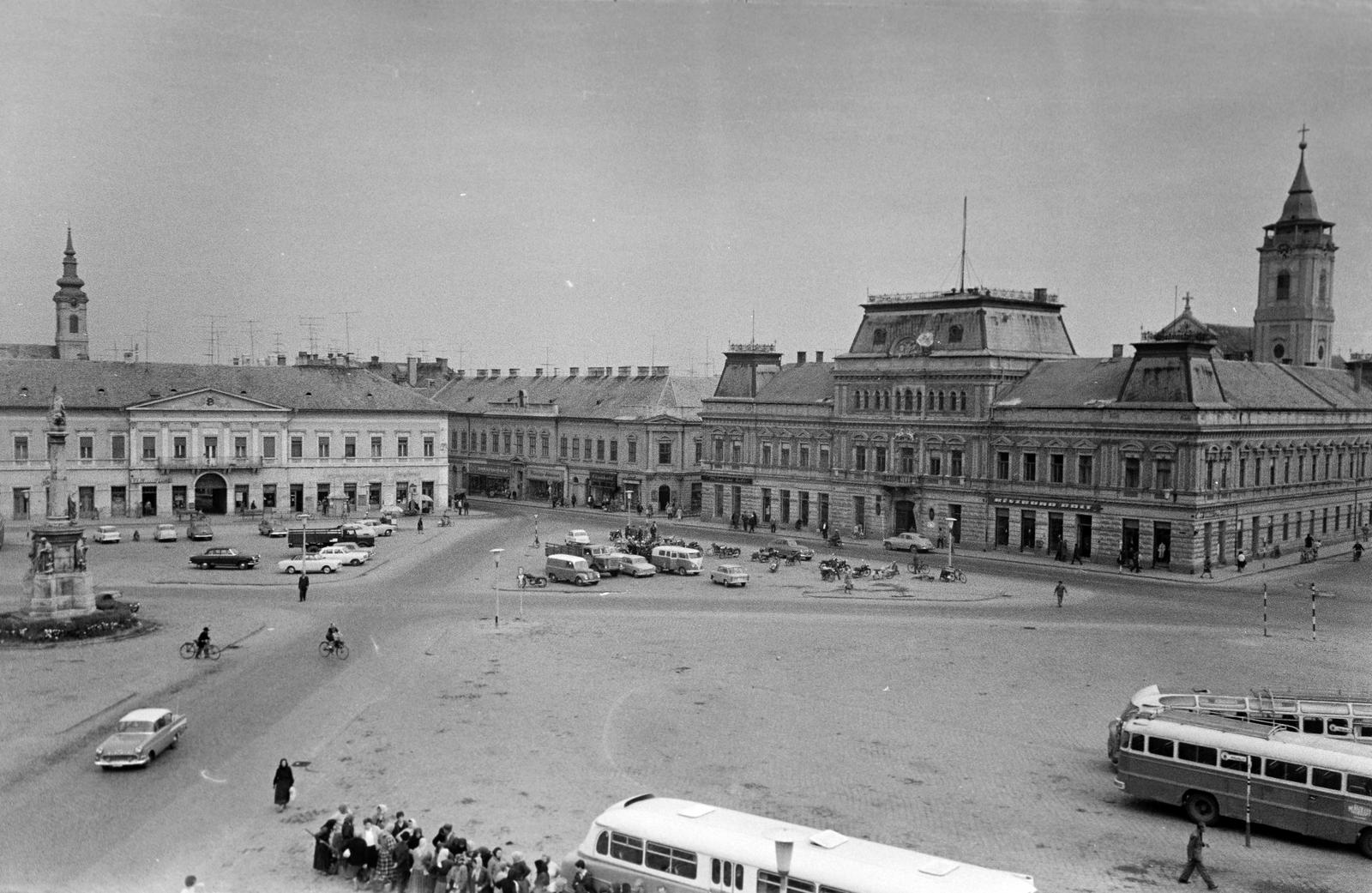 Magyarország, Baja, Szentháromság (Béke) tér, balra háttérben a Szent Péter és Pál apostolok templom tornya, jobbra a Városi Tanács épülete (később Városháza)., 1967, Gazda Anikó, Fortepan #307435