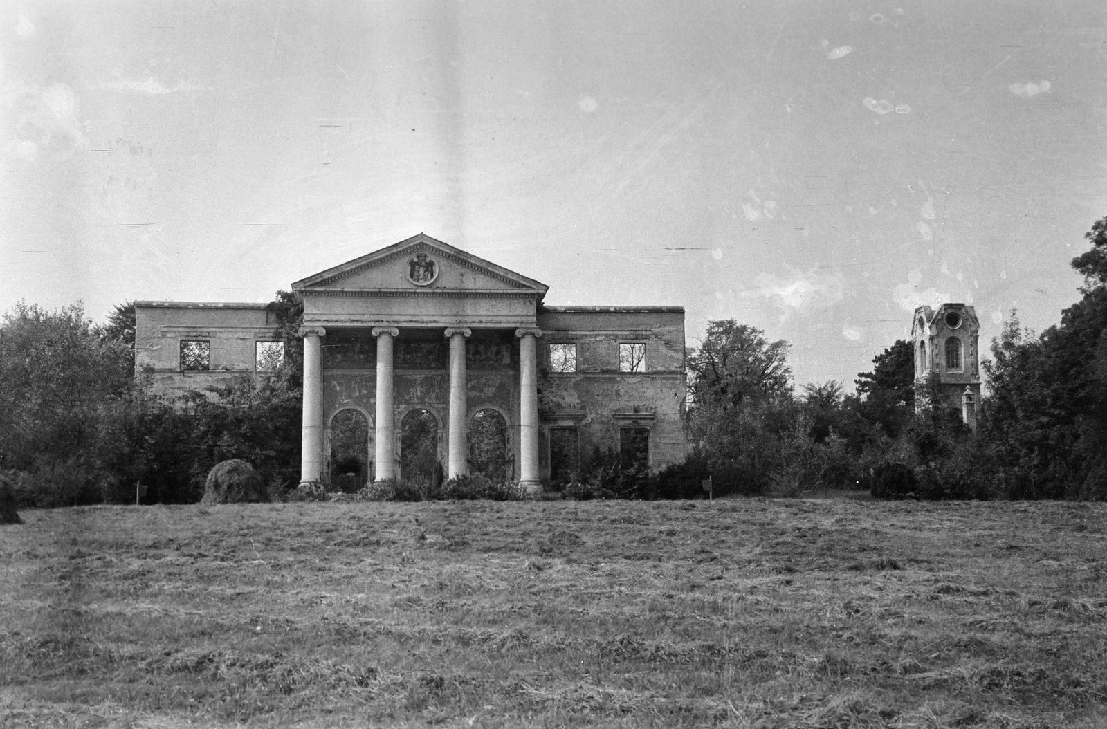 Hungary, Alcolea del Pinar, Alcsút, József Károly Lajos főherceg kastélyának romjai., 1961, Gazda Anikó, Best of, crest, building, pediment, mansion, damaged building, colonnade, Fortepan #307443