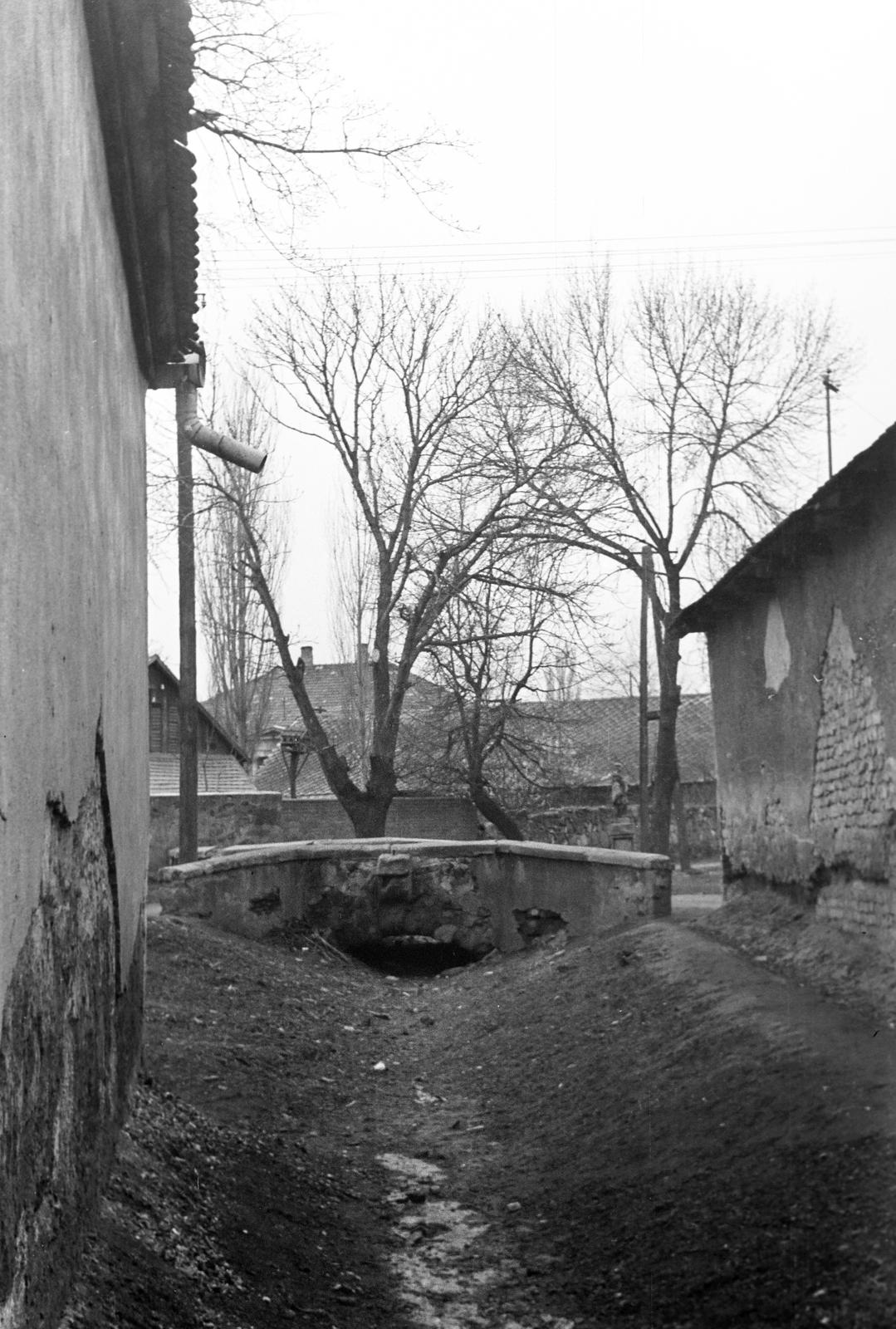 Hungary, Pásztó, Múzeum tér, a Kövicses-patak (vagy más néven Kövecses-patak) és felette az egynyílású kőhíd a XVIII. századból., 1961, Gazda Anikó, Fortepan #307445
