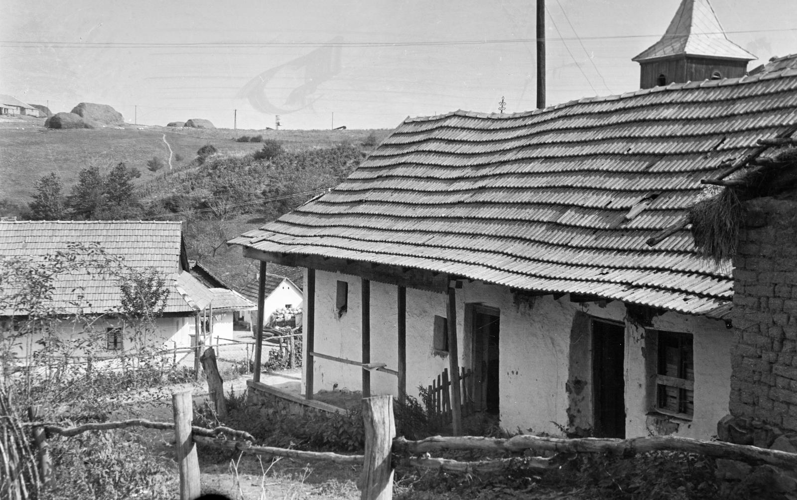 Hungary, Hollókő, Kossuth utca 82., a későbbi Falumúzeum épülete felett a Szent Márton-templom tornya látható., 1963, Gazda Anikó, roof, house, Fortepan #307453