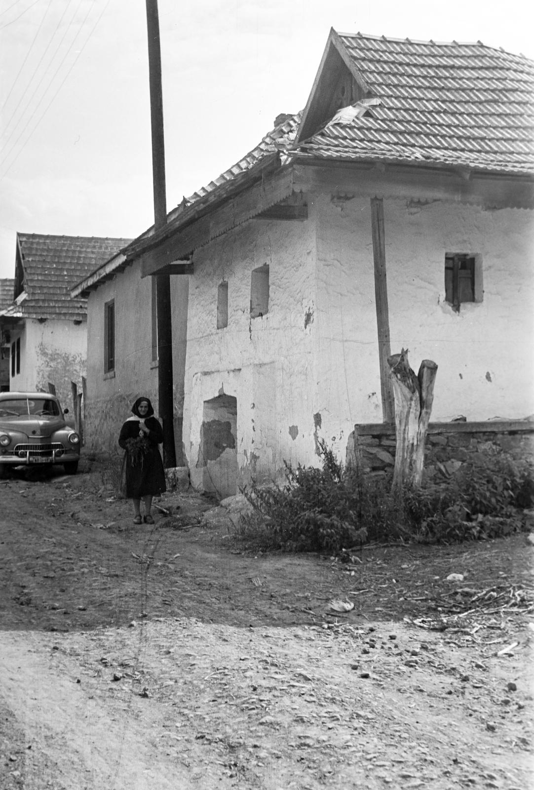 Hungary, Hollókő, Kossuth utca, szemben a 82-es számú ház, a későbbi Falumúzeum épülete., 1963, Gazda Anikó, Fortepan #307454