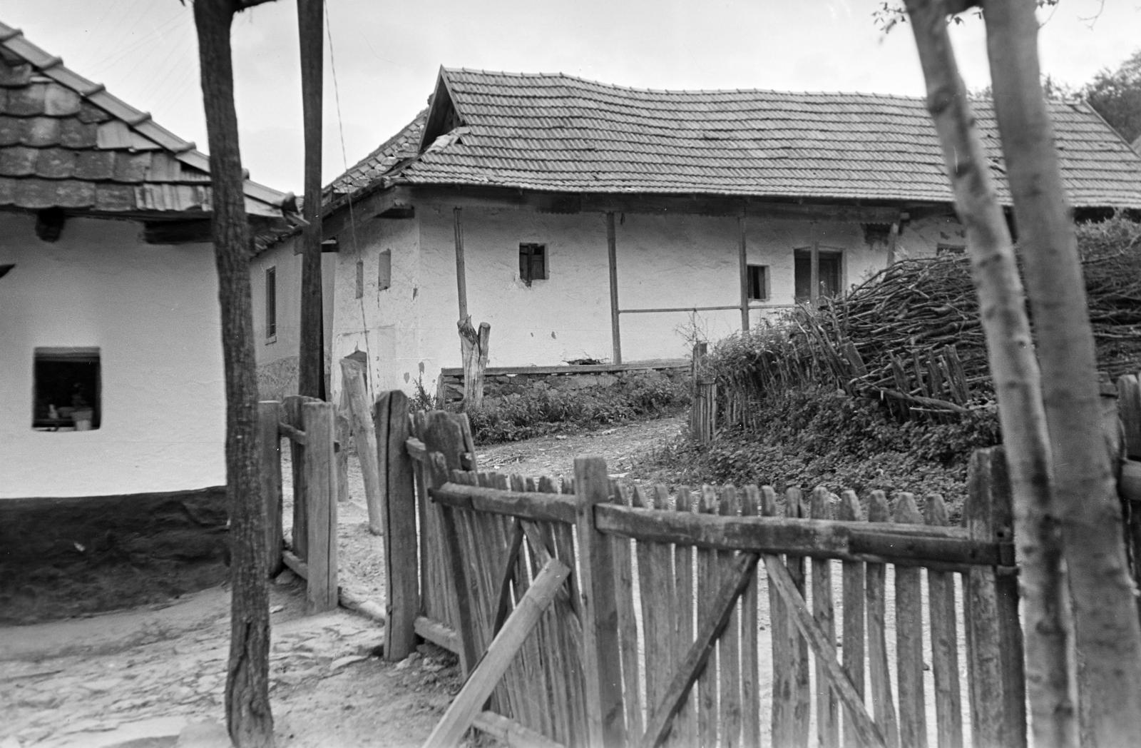 Magyarország, Hollókő, Kossuth utca, a 85-ös számú ház kertkapuja, szemben a 82-es számú ház, a későbbi Falumúzeum épülete., 1963, Gazda Anikó, Fortepan #307458