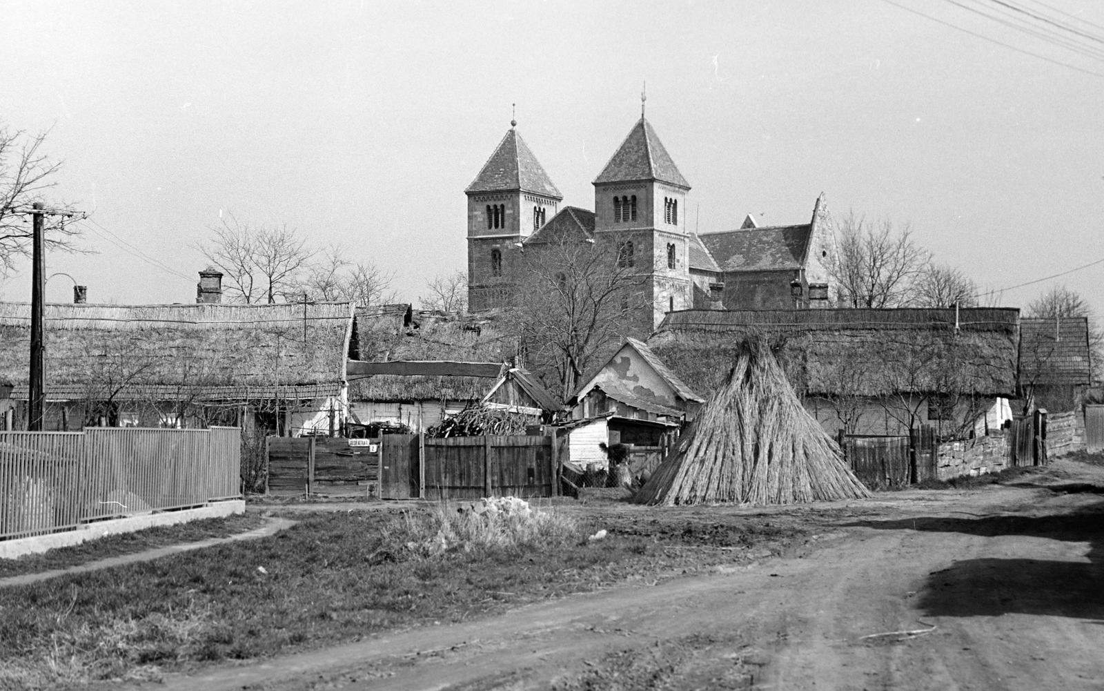Hungary, 1963, Gazda Anikó, Best of, village, farmhouse, thatch roof, church, Fortepan #307459