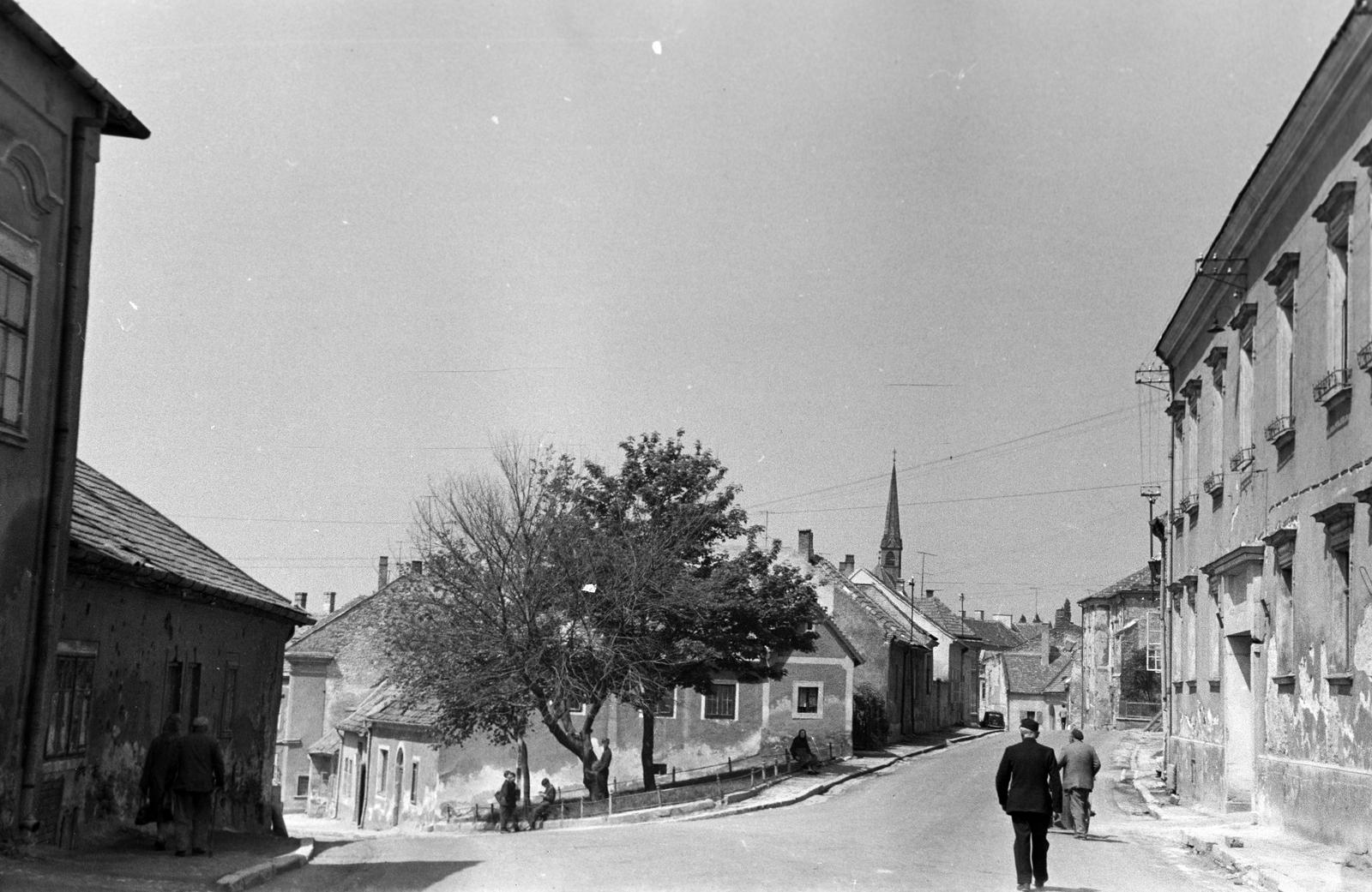 Hungary, Sopron, Fővényverem a Sas térnél, szemben a Keresztelő Szent János-templom tornya látható., 1963, Gazda Anikó, Fortepan #307468
