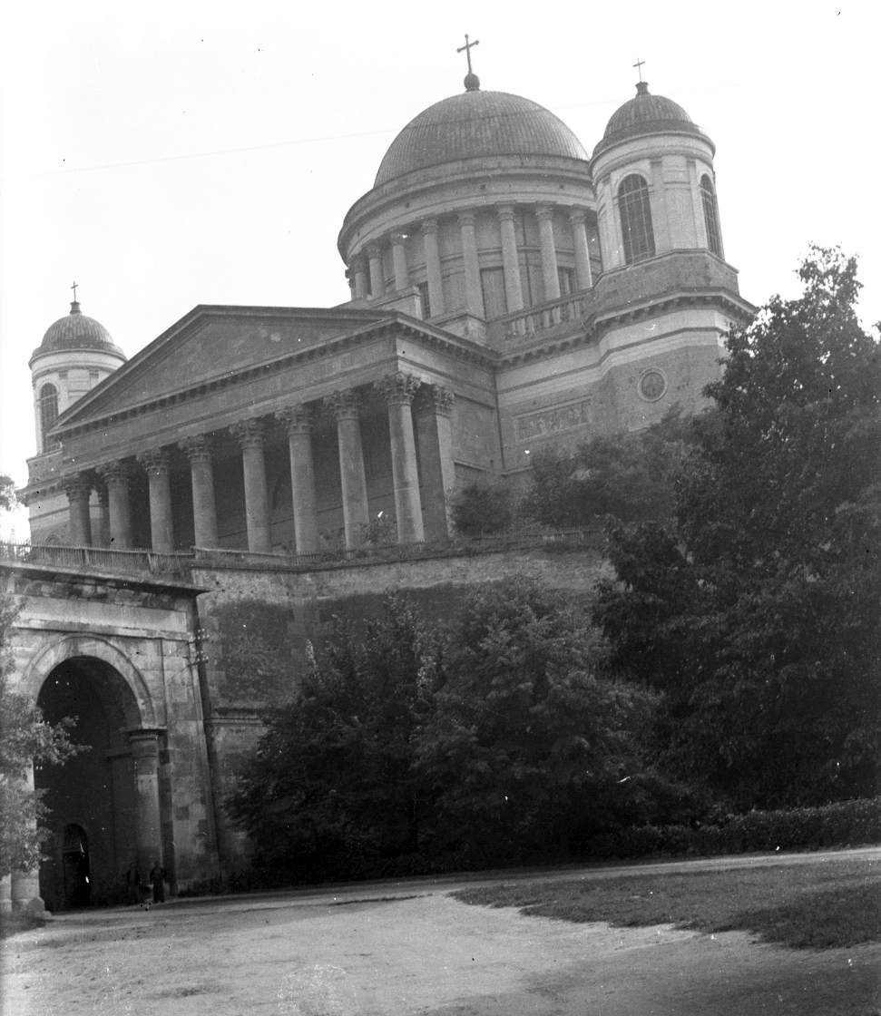 Magyarország, Esztergom, Bazilika, balra a Sötétkapu., 1936, Storymap.hu, Bazilika, alagút, Fortepan #30747