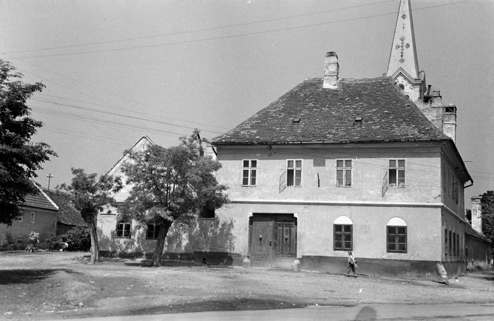 Magyarország, Harka, (Magyarfalva) Nyéki utca 2., Harkai Evangélikus Egyházközség épülete, mögötte az evangélikus templom. Jobbra a Soproni utca., 1963, Gazda Anikó, Fortepan #307472