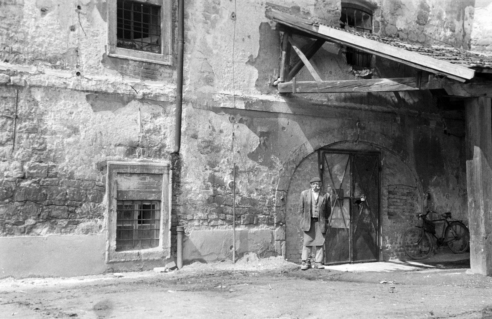 Magyarország, Sopron, Major köz, egykor a gróf Festetics család majorja volt., 1963, Gazda Anikó, Best of, boltív, idős ember, vasajtó, előtető, kerékpár, Fortepan #307474