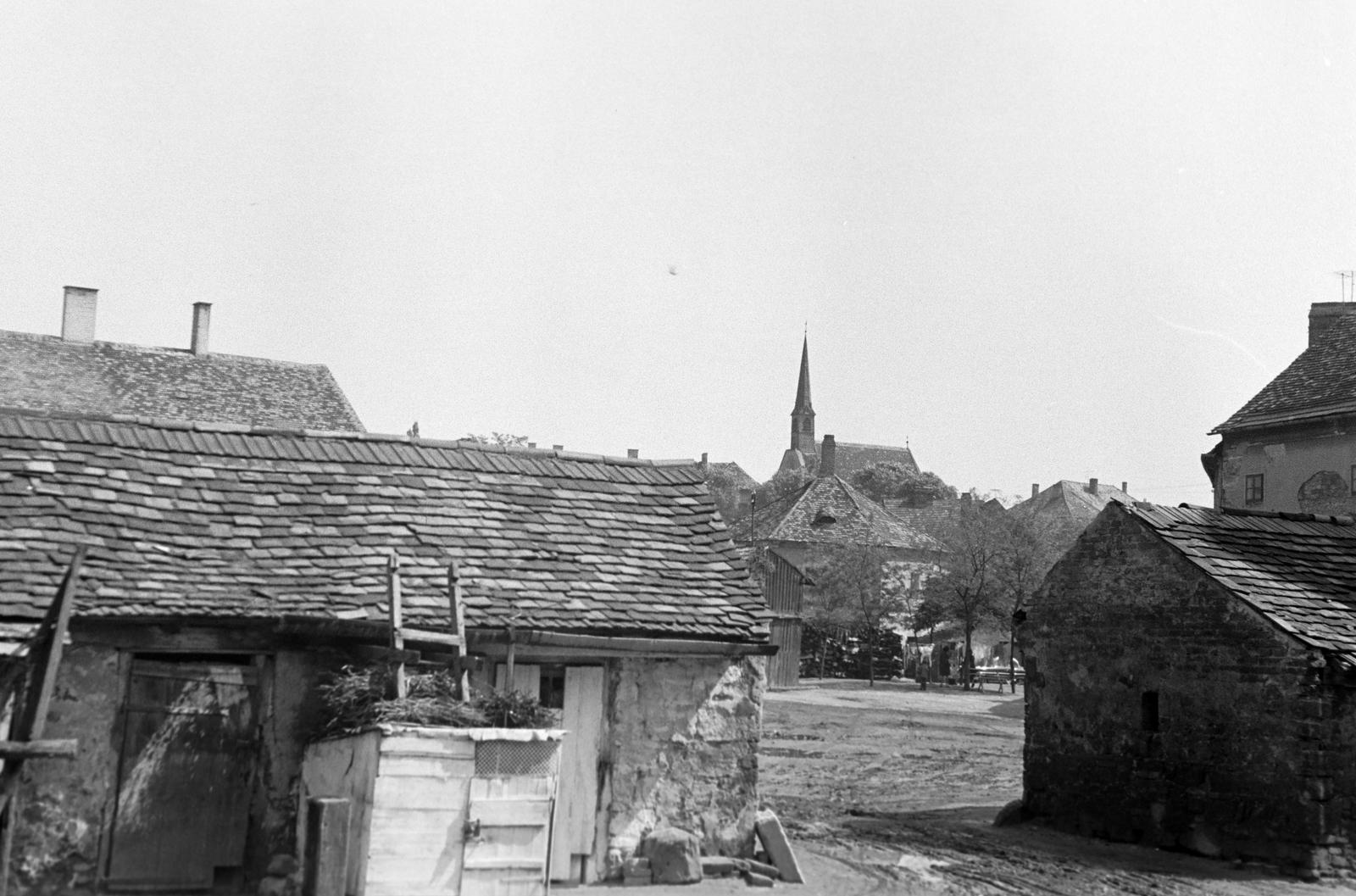 Hungary, Sopron, a gróf Festetics család egykori majorjának udvara a régi bejárat felől, háttérben a Bécsi úti Keresztelő Szent János-templom., 1965, Gazda Anikó, Fortepan #307483