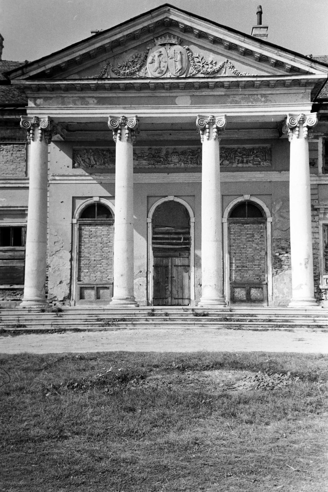 Hungary, Lovasberény, Cziráky-kastély., 1965, Gazda Anikó, Best of, capital, crest, dead window, building, pillar, pediment, colonnade, Fortepan #307490