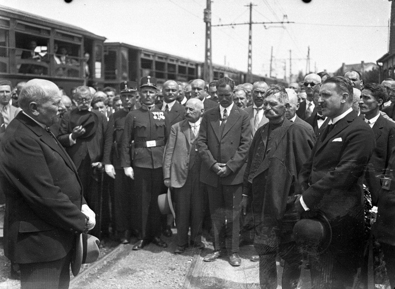 Hungary, Szentendre, vasútállomás (később HÉV végállomás), előtérben balra dr. Almásy László országgyűlési képviselő, a képviselőház elnöke, jobbra dr. Starzsinszky László, Szentendre polgármestere., 1930, Storymap.hu, uniform, men, commuter train, rails, catenary wire, Fortepan #30750