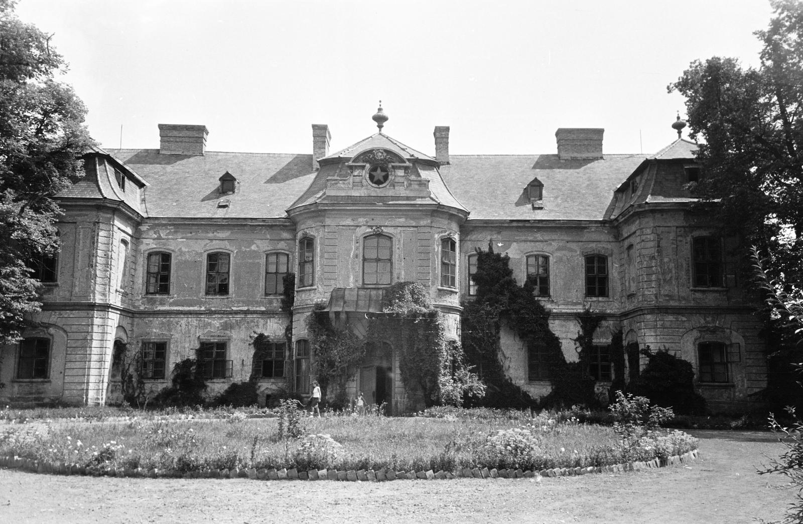 Hungary, Mór, Lamberg-kastély., 1960, Gazda Anikó, Best of, Red Star, building, attic conversion, castle, Fortepan #307500