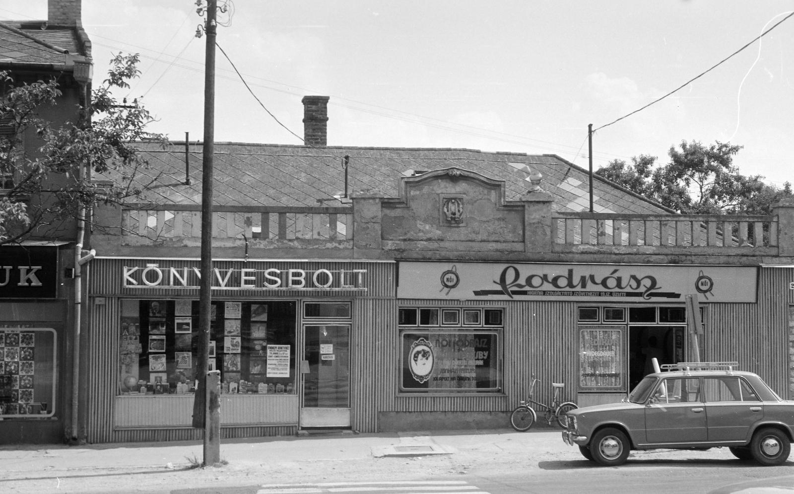 Hungary, 1978, Gazda Anikó, Best of, book store, hairdresser, slate roof, roof, store display, hairdresser, automobile, Fortepan #307534