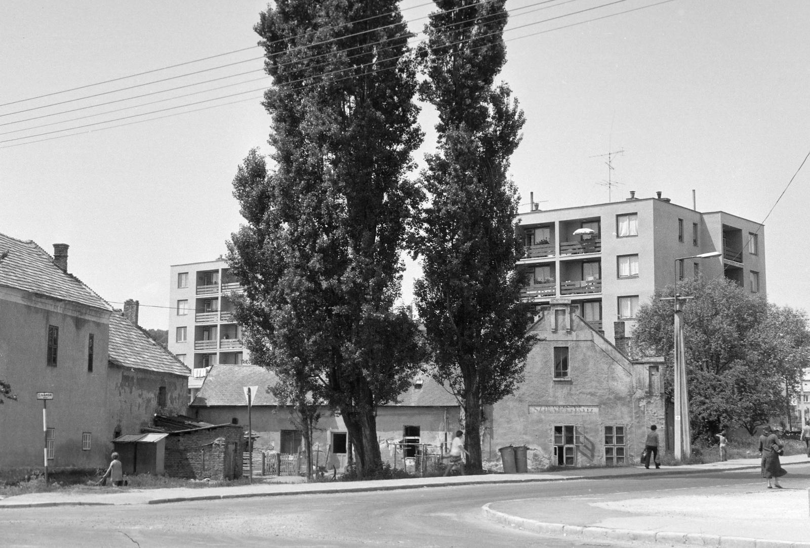 Magyarország, Balatonfüred, a Csárda utca a Szent István (Imre) térnél., 1983, Gazda Anikó, Fortepan #307539