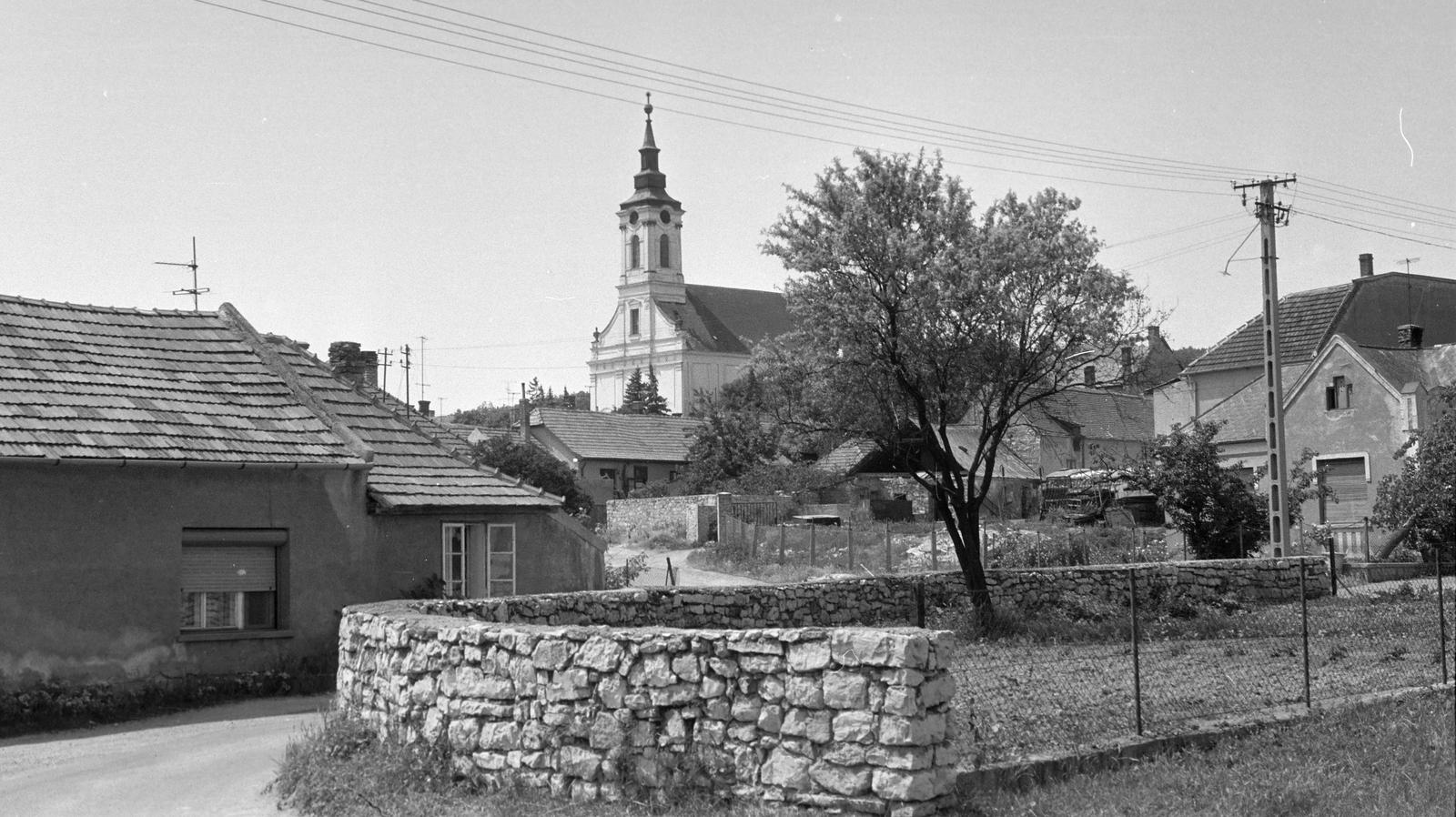 Magyarország, Balatonfüred, Somogyi utca, szemben a Kossuth Lajos utcai református templom látható., 1978, Gazda Anikó, Fortepan #307540