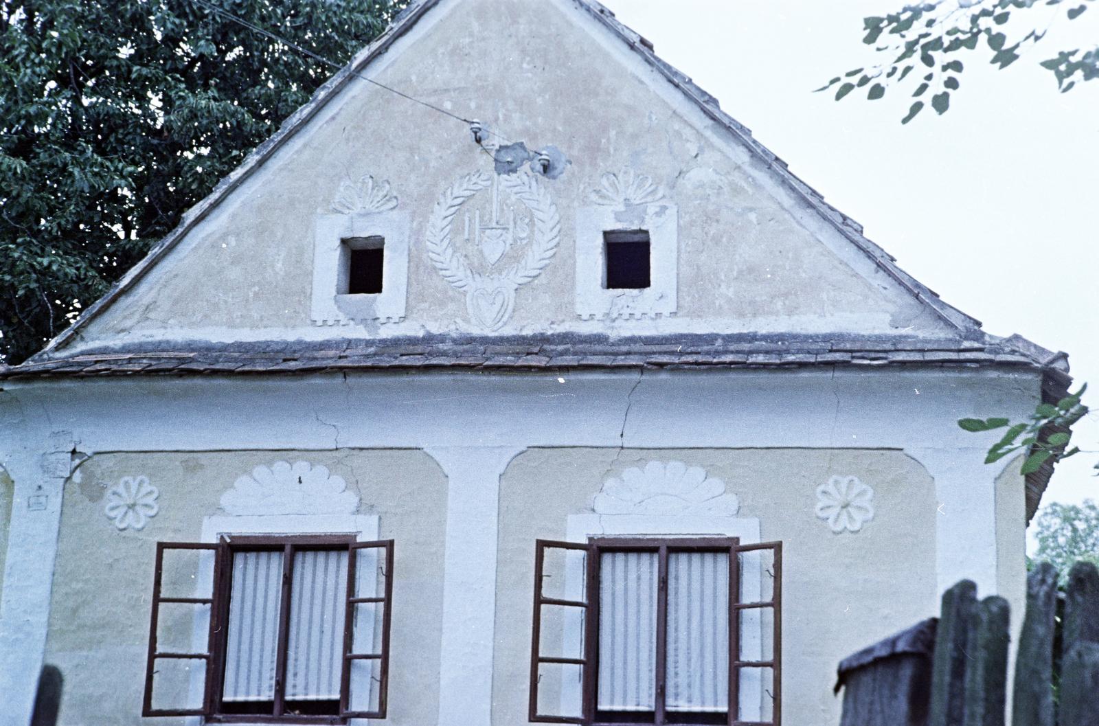 Hungary, 1959, Gazda Anikó, decorated plaster, colorful, gable, Fortepan #307543
