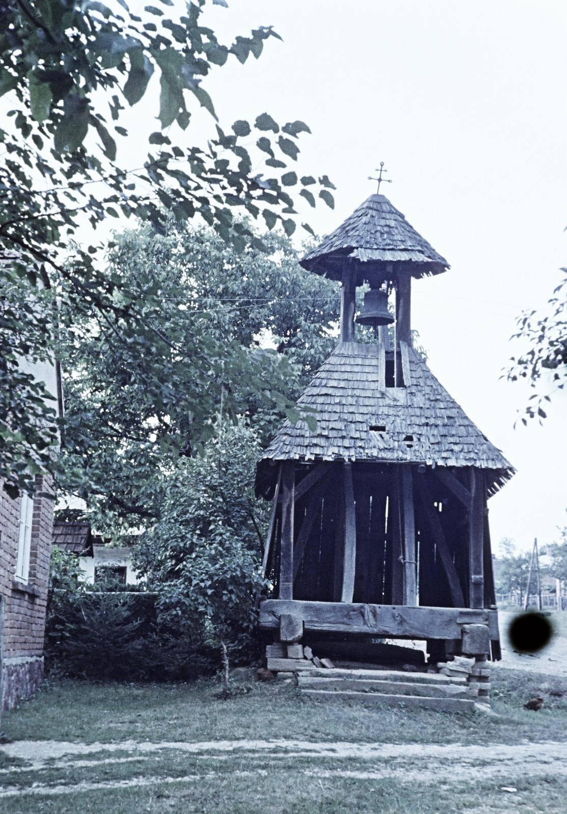 Hungary, untitled, Budafa / Budafapuszta, fazsindellyel fedett, kettős tetőzetű, szoknyás harangláb (1888)., 1959, Gazda Anikó, vernacular architecture, colorful, yoke, Fortepan #307545