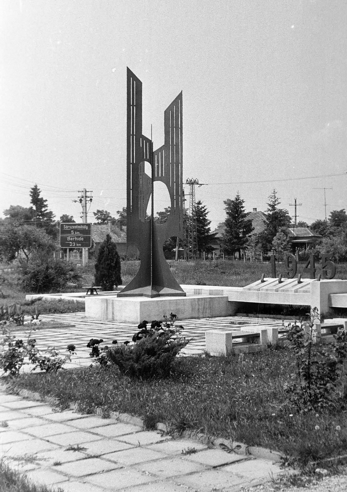 Magyarország, Szabadbattyán, Széchenyi utca, szovjet hősi emlékmű a Tanácsháza (ma Polgármesteri Hivatal) előtt., 1983, Gazda Anikó, modern művészet, köztéri szobrászat, Fortepan #307553