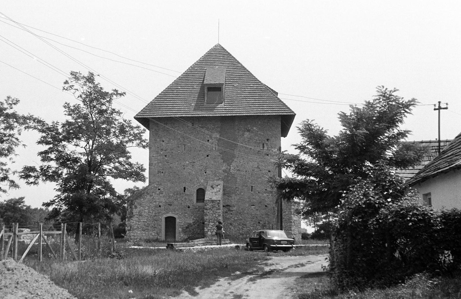 Hungary, Szabadbattyán, Kula tér, Kula-torony., 1972, Gazda Anikó, Fortepan #307554