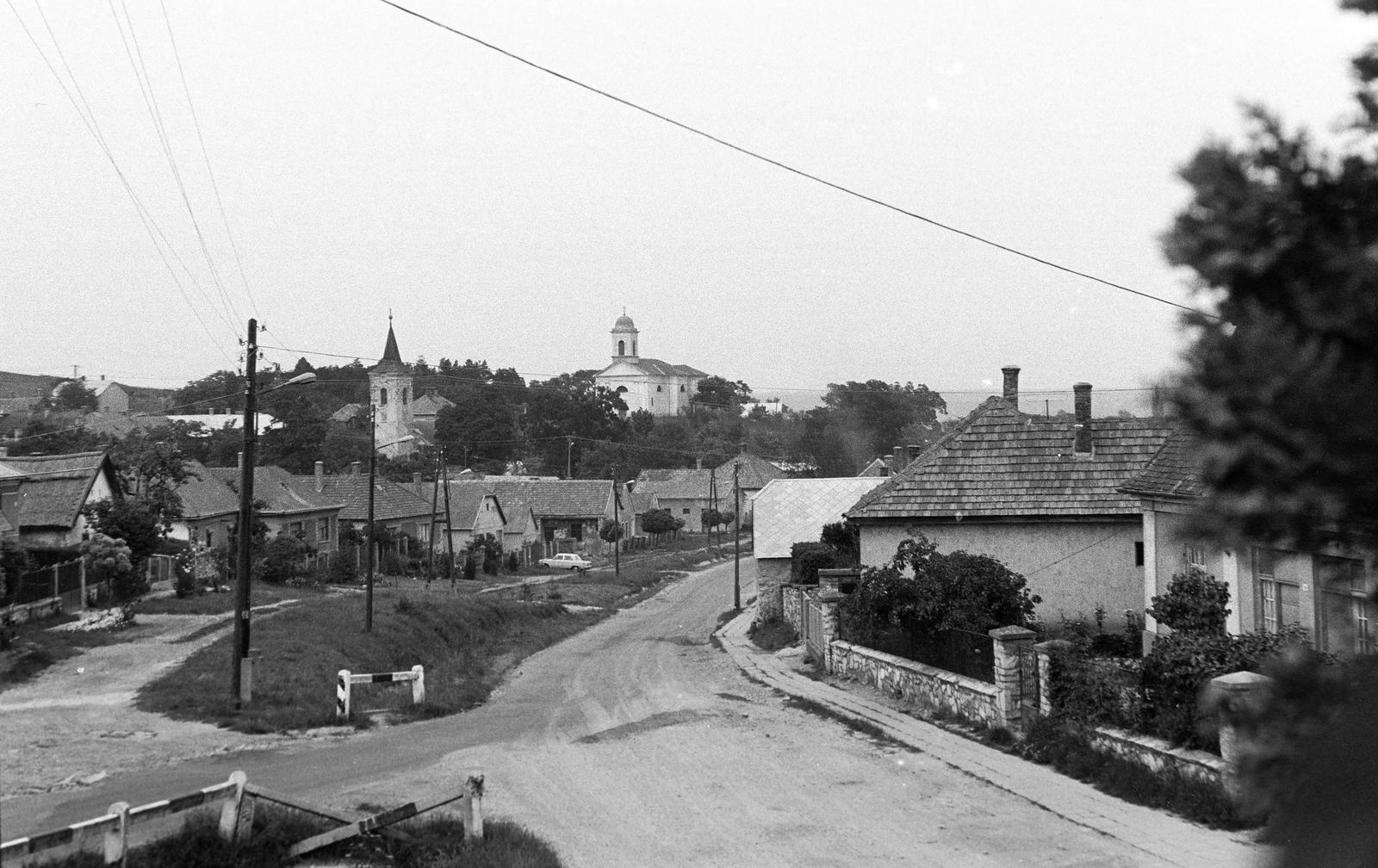 Magyarország, Iszkaszentgyörgy, Rákóczi Ferenc utca, balra a református templom, szemben a Szentháromság-templom., 1972, Gazda Anikó, Fortepan #307555