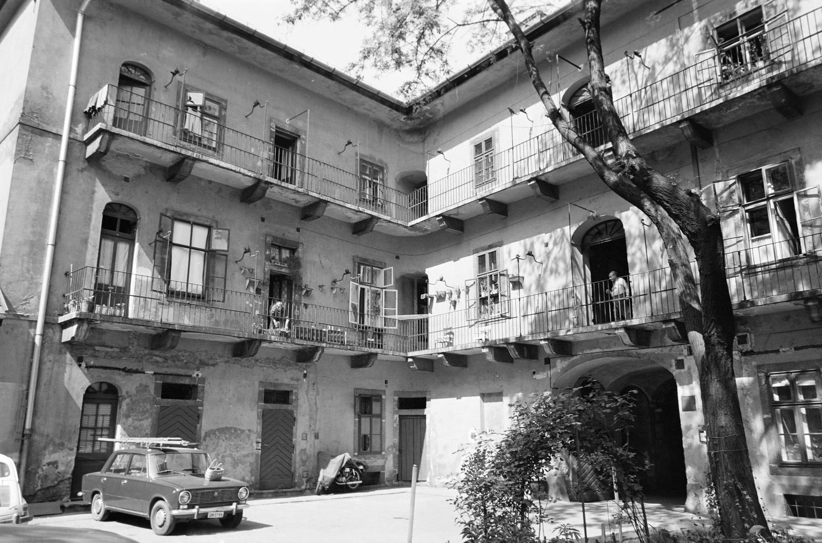 Magyarország, Budapest VII., a Király (Majakovszkij) utca 9. számú ház udvara., 1974, Gazda Anikó, Budapest, Fortepan #307556