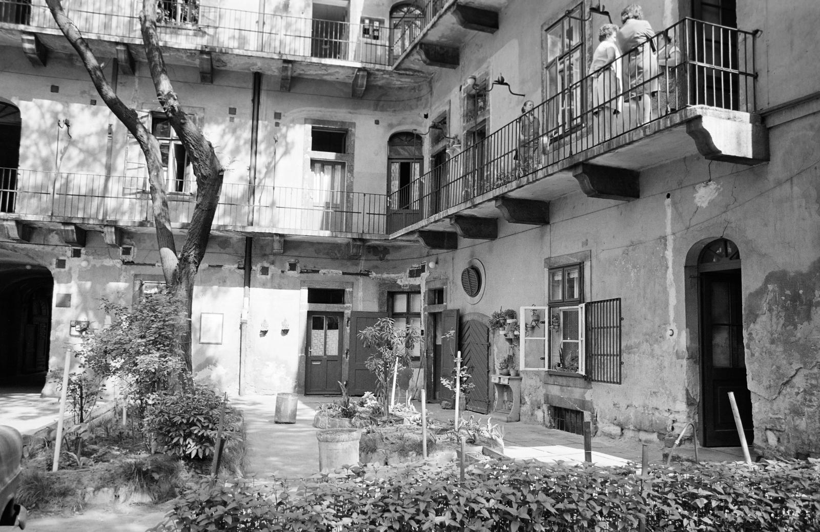 Magyarország, Budapest VII., a Király (Majakovszkij) utca 9. számú ház udvara., 1974, Gazda Anikó, Budapest, Fortepan #307557