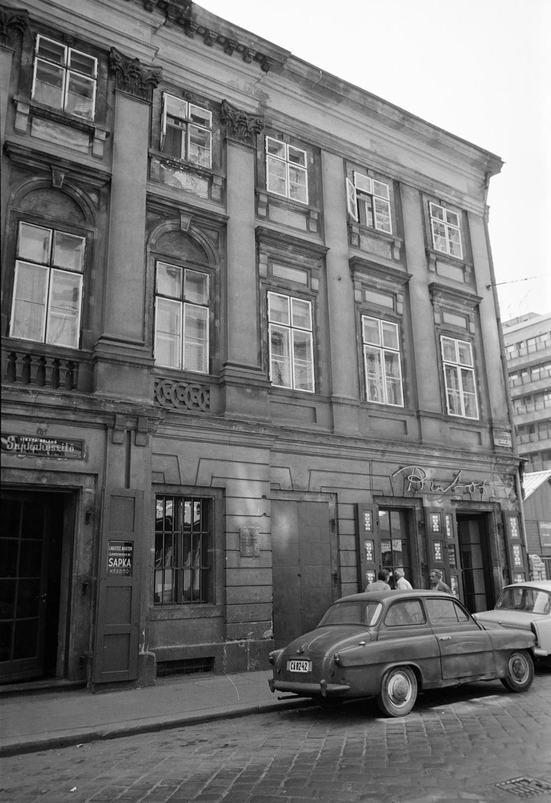 Magyarország, Budapest VII., a Király (Majakovszkij) utca 9. számú ház., 1974, Gazda Anikó, Best of, kalapos, Bútorbolt, épületdísz, automobil, Budapest, Fortepan #307564