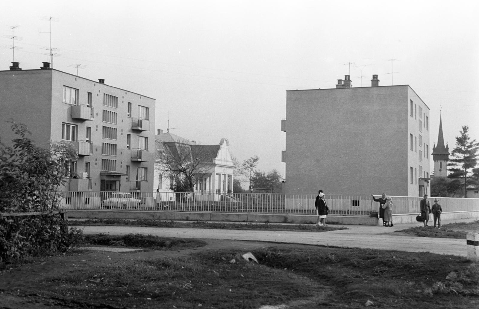 Hungary, Fehérgyarmat, Kossuth tér - Damjanich utca sarok, háttérben a Jékey-kúria és a református templom., 1968, Gazda Anikó, Fortepan #307573