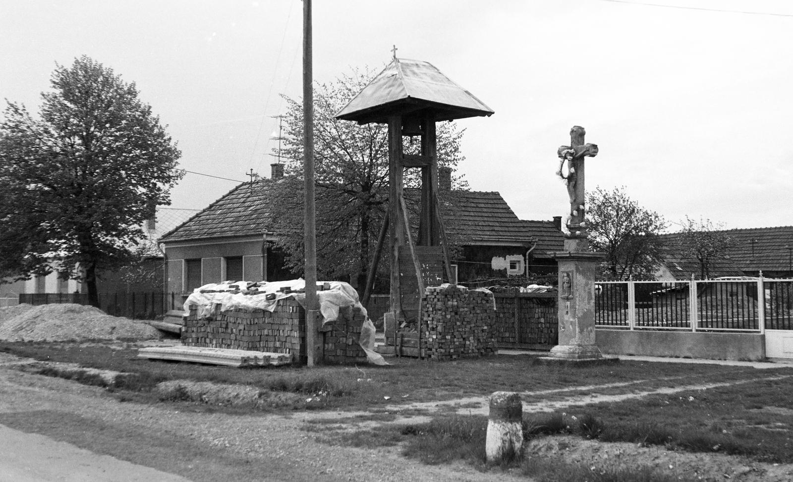 Hungary, 1970, Gazda Anikó, cross, building material, yoke, Fortepan #307578