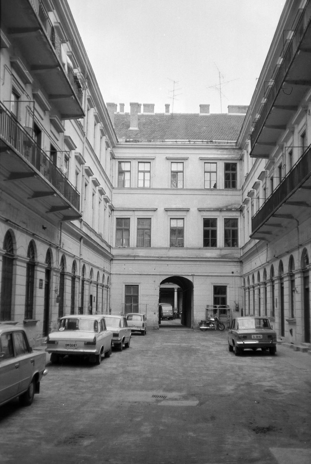 Magyarország, Nagykanizsa, Fő (Lenin) út 8., átjáróház a Zrínyi utca 35-ös ház felé., 1980, Gazda Anikó, Fortepan #307589