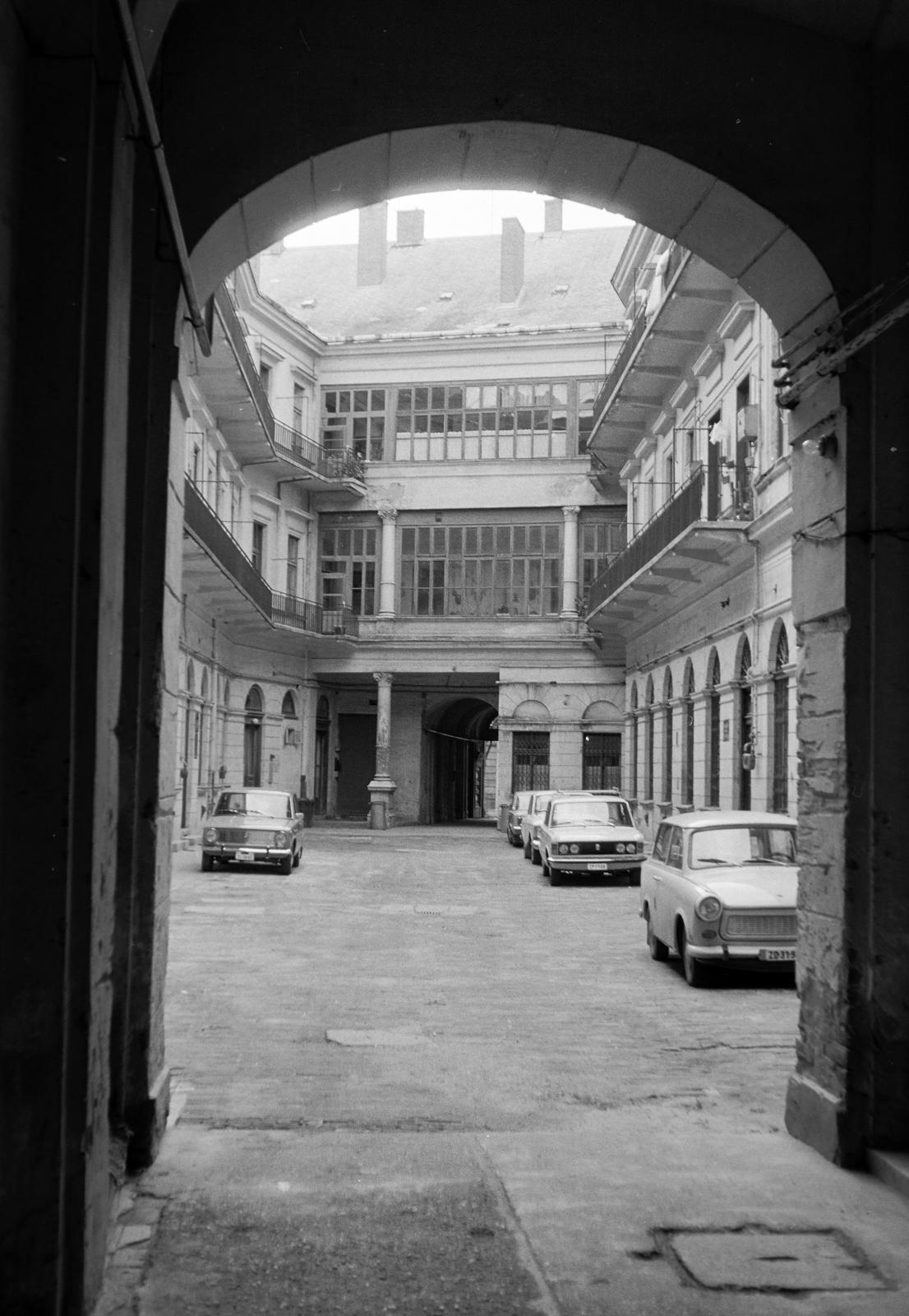 Magyarország, Nagykanizsa, Fő (Lenin) út 8., átjáróház. A kép a Zrínyi Miklós utca felől a Fő út felé nézve készült., 1980, Gazda Anikó, Fortepan #307590