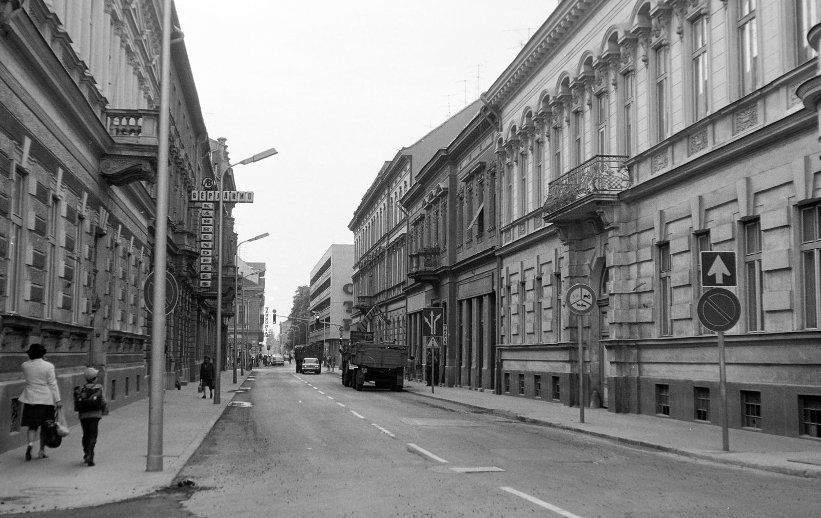 Magyarország, Nagykanizsa, Csengery (Béke) út a Zrínyi Miklós utca és a Fő út közötti szakaszon., 1980, Gazda Anikó, Fortepan #307592