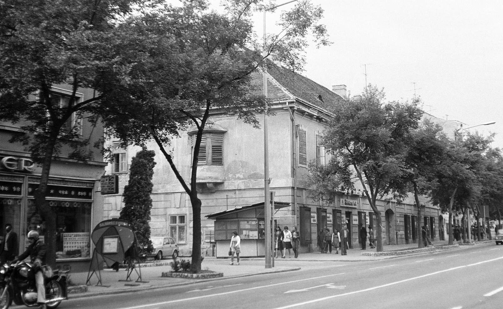 Magyarország, Nagykanizsa, Fő (Lenin) út és Múzeum tér sarkán a Batthyány-kastély., 1980, Gazda Anikó, Fortepan #307598