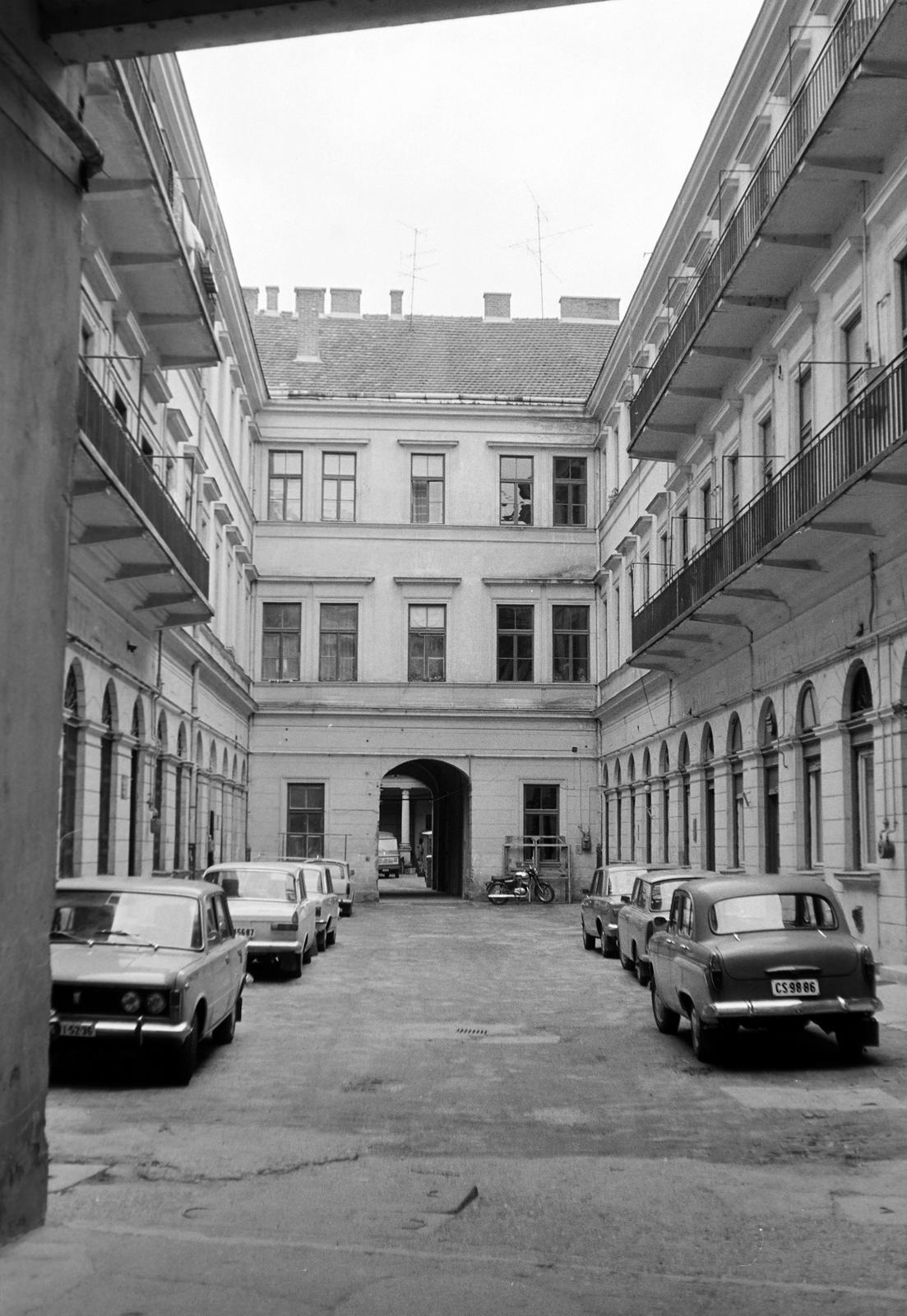 Magyarország, Nagykanizsa, Fő (Lenin) út 8., átjáróház a Zrínyi utca 35-ös ház felé., 1980, Gazda Anikó, Fortepan #307599