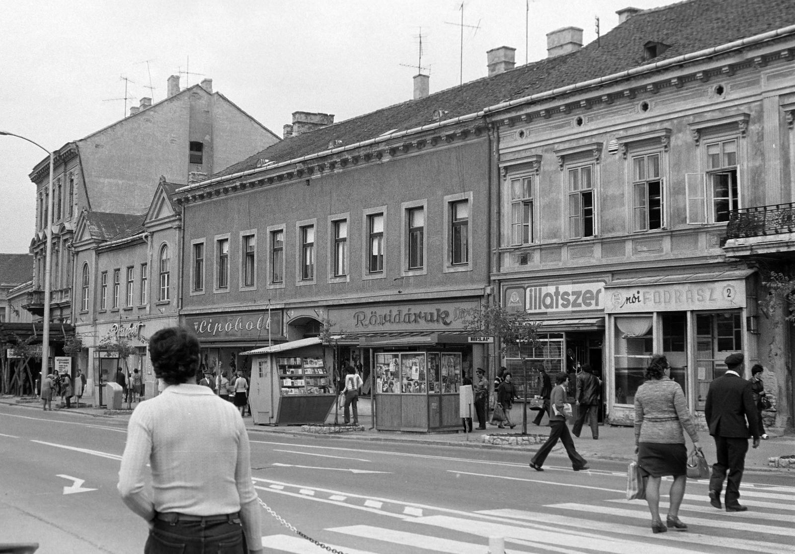 Magyarország, Nagykanizsa, Erzsébet (Szabadság) tér, középen a 20-as számú épület., 1980, Gazda Anikó, Fortepan #307604