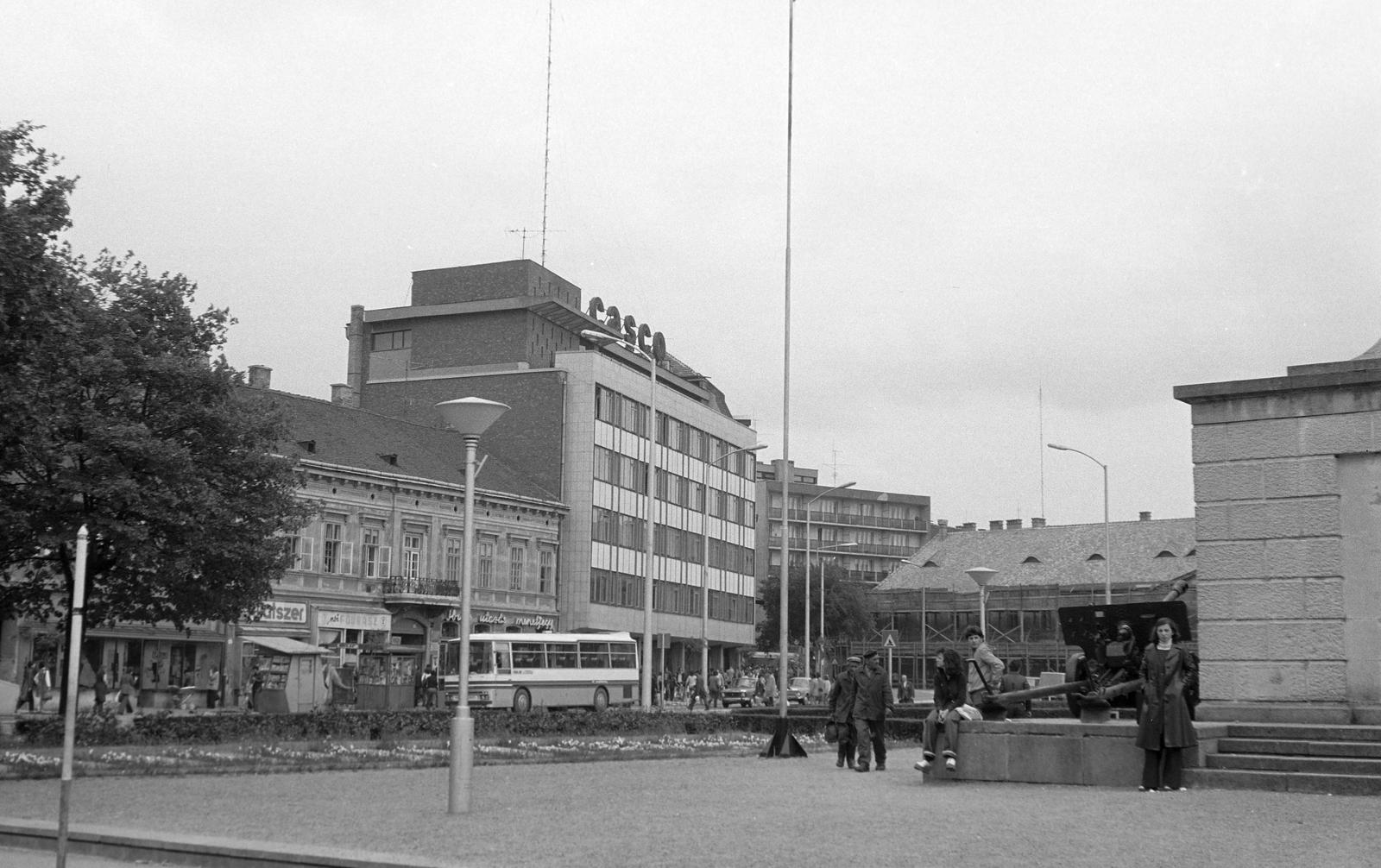 Magyarország, Nagykanizsa, Erzsébet (Szabadság) tér, jobbra a Szovjet hősi emlékmű talapzata, 1980, Gazda Anikó, Fortepan #307605