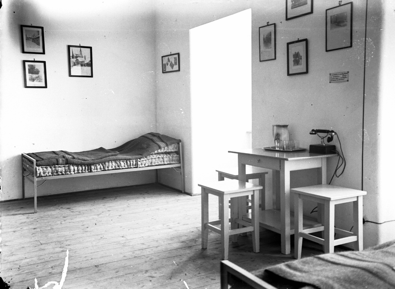 1937, Storymap.hu, bútor, telefon, enteriőr, ágy, pohár, asztal, hokedli, korsó, falikép, padlólap, Fortepan #30761