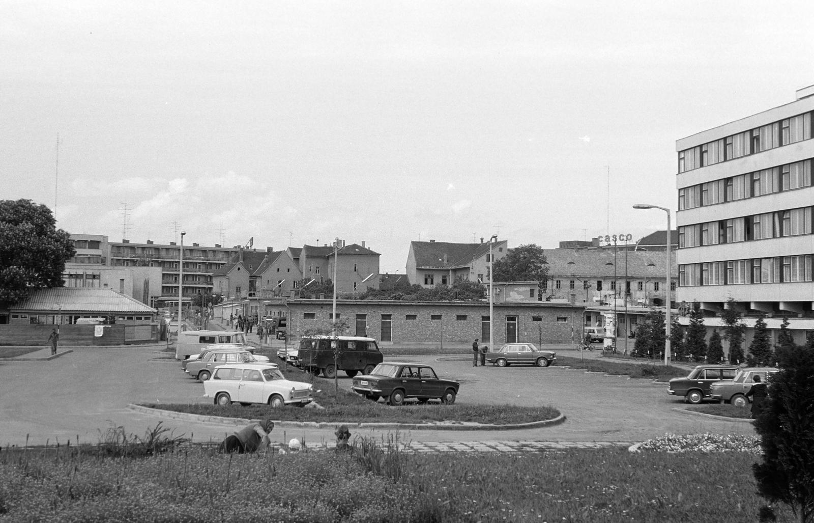 Magyarország, Nagykanizsa, a felvétel az Alsóvárosi templom és kolostor előtt készült. Szemben a Zárda utca, távolabb szemben a Király utca melletti lakóház látható., 1977, Gazda Anikó, Fortepan #307611