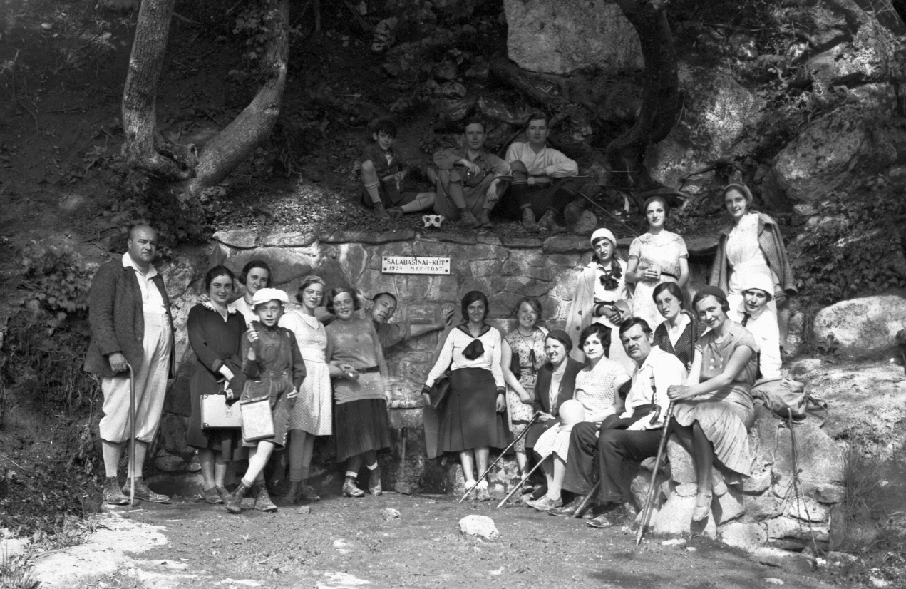 Hungary, Salabasinai-kút, Pilisszentkereszt és Pomáz között., 1937, Storymap.hu, excursion, well, tableau, women, men, walking cane, Fortepan #30762