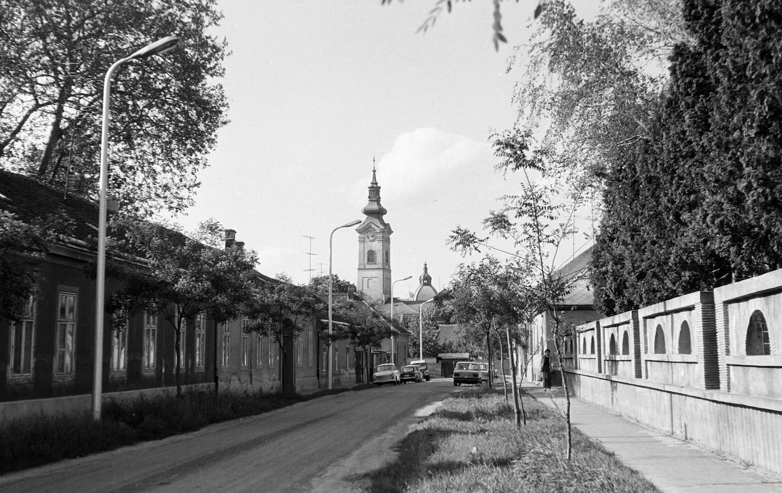 Magyarország, Nagykanizsa, Batthyány utca, a háztetők felett a Deák Ferenc téri Jézus Szíve-templom és mögötte a Pénzügyi-palota kupolája látható., 1977, Gazda Anikó, Fortepan #307622