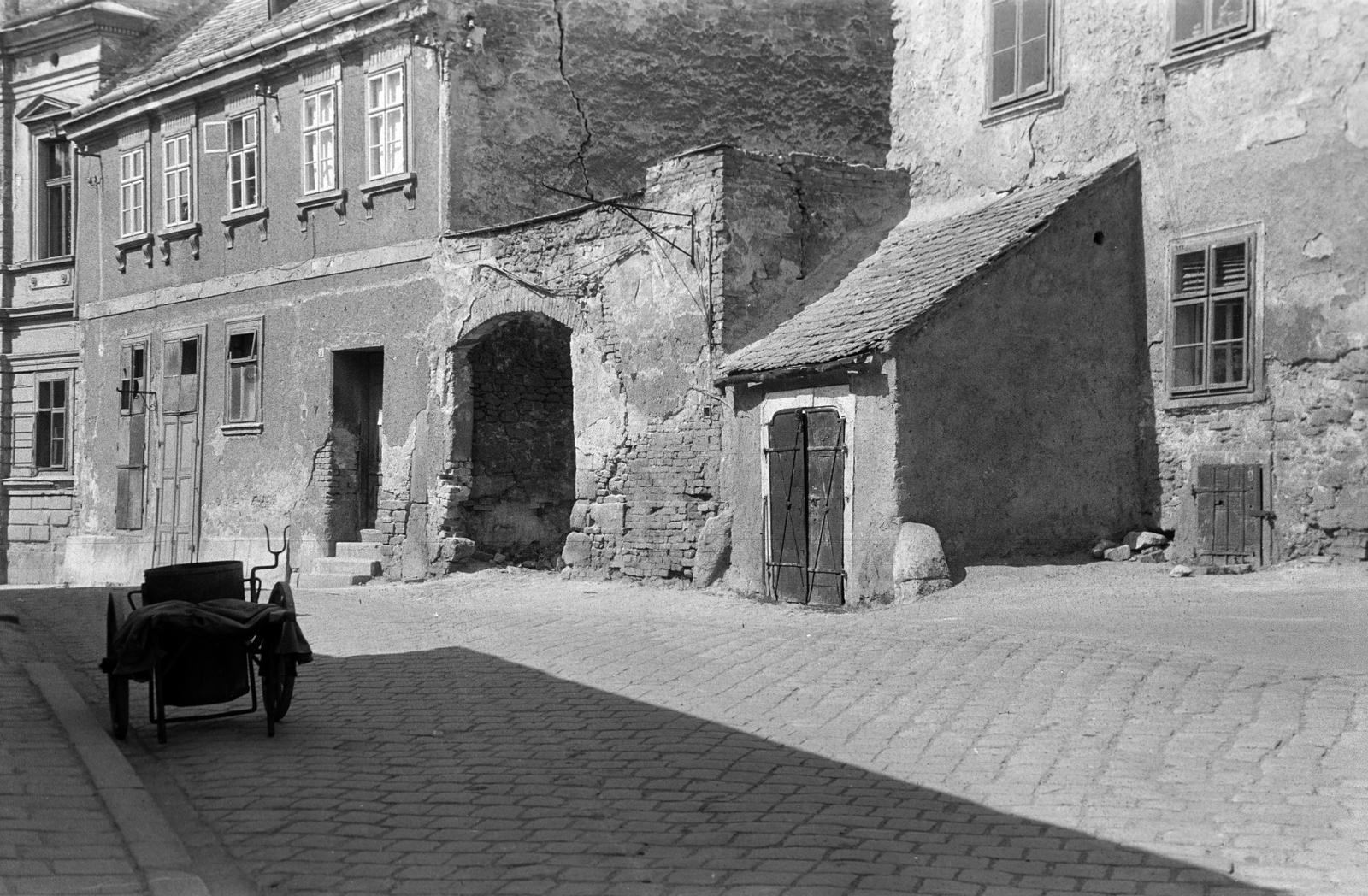 Magyarország, Sopron, Balfi út, jobbra a Szeder utca sarkán álló ház látható., 1964, Gazda Anikó, Best of, lakóház, vasajtó, kézikocsi, Fortepan #307633