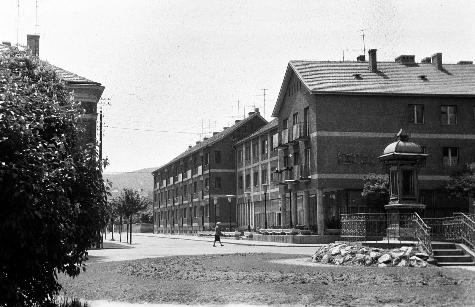 Magyarország, Sopron, Deák tér, szemben a Batsányi utca, jobbra az Időjárásjelző házikó., 1964, Gazda Anikó, Fortepan #307636