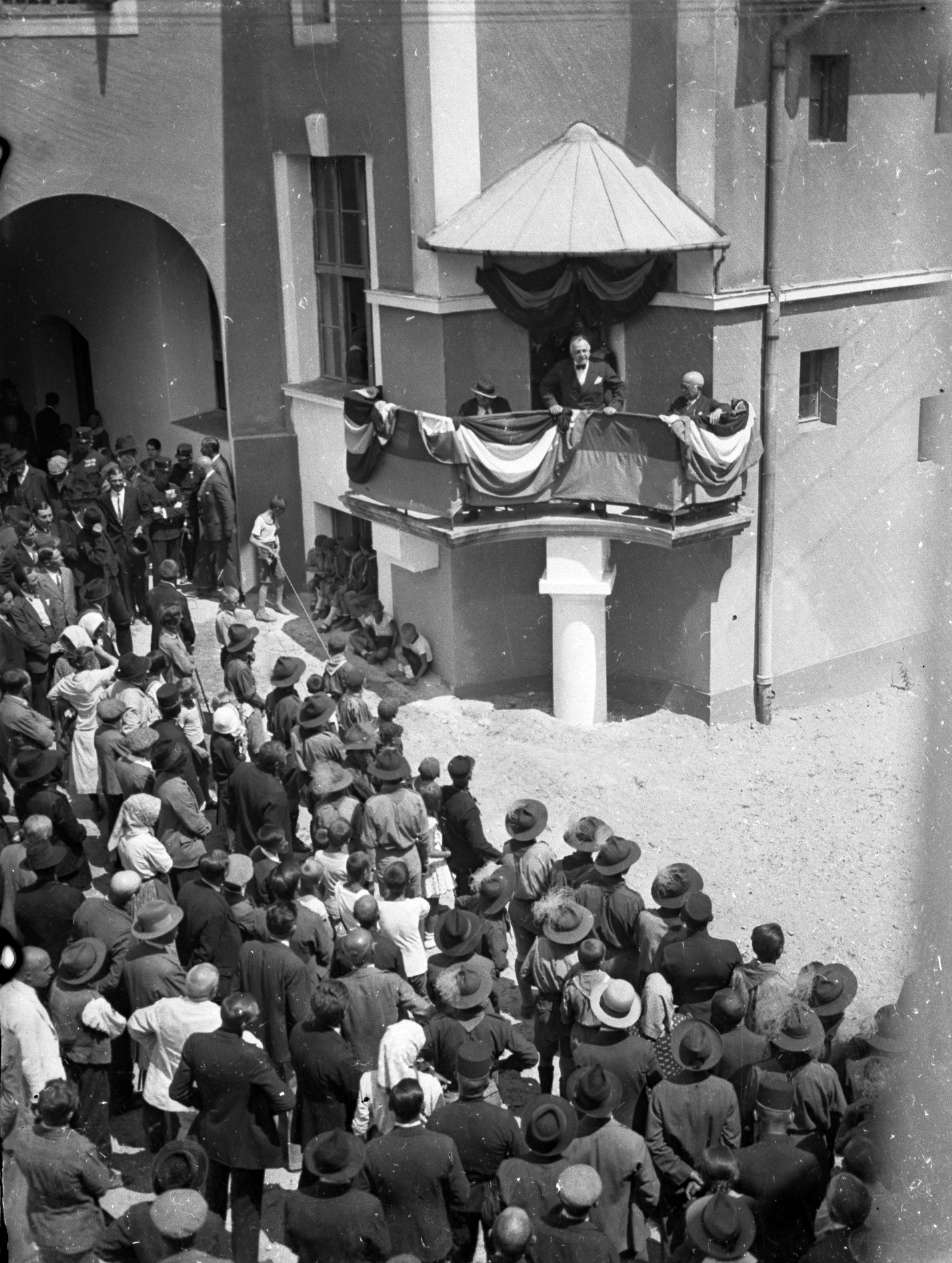 Hungary, Szentendre, Városháza udvara., 1935, Storymap.hu, flag, festive, Fortepan #30764