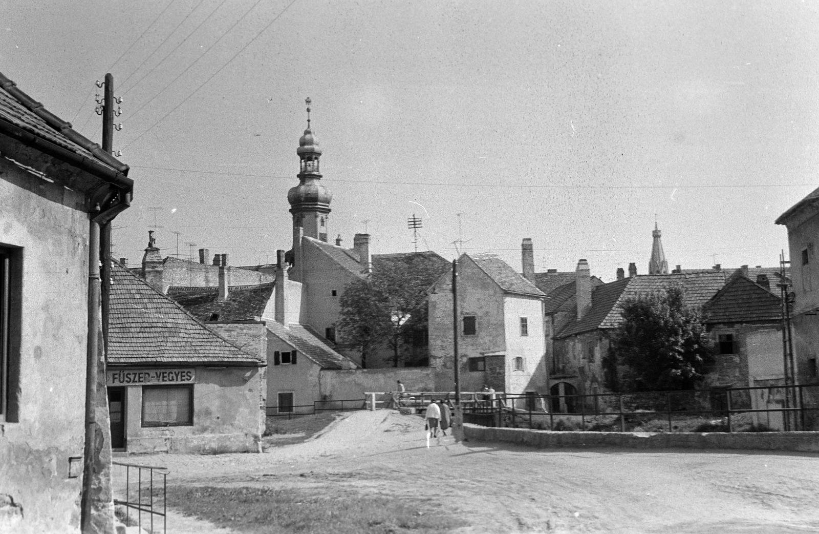 Magyarország, Sopron, Szélmalom utca, szemben az Ikva híd a Festő köz felé, háttérben a Tűztorony., 1964, Gazda Anikó, Fortepan #307643