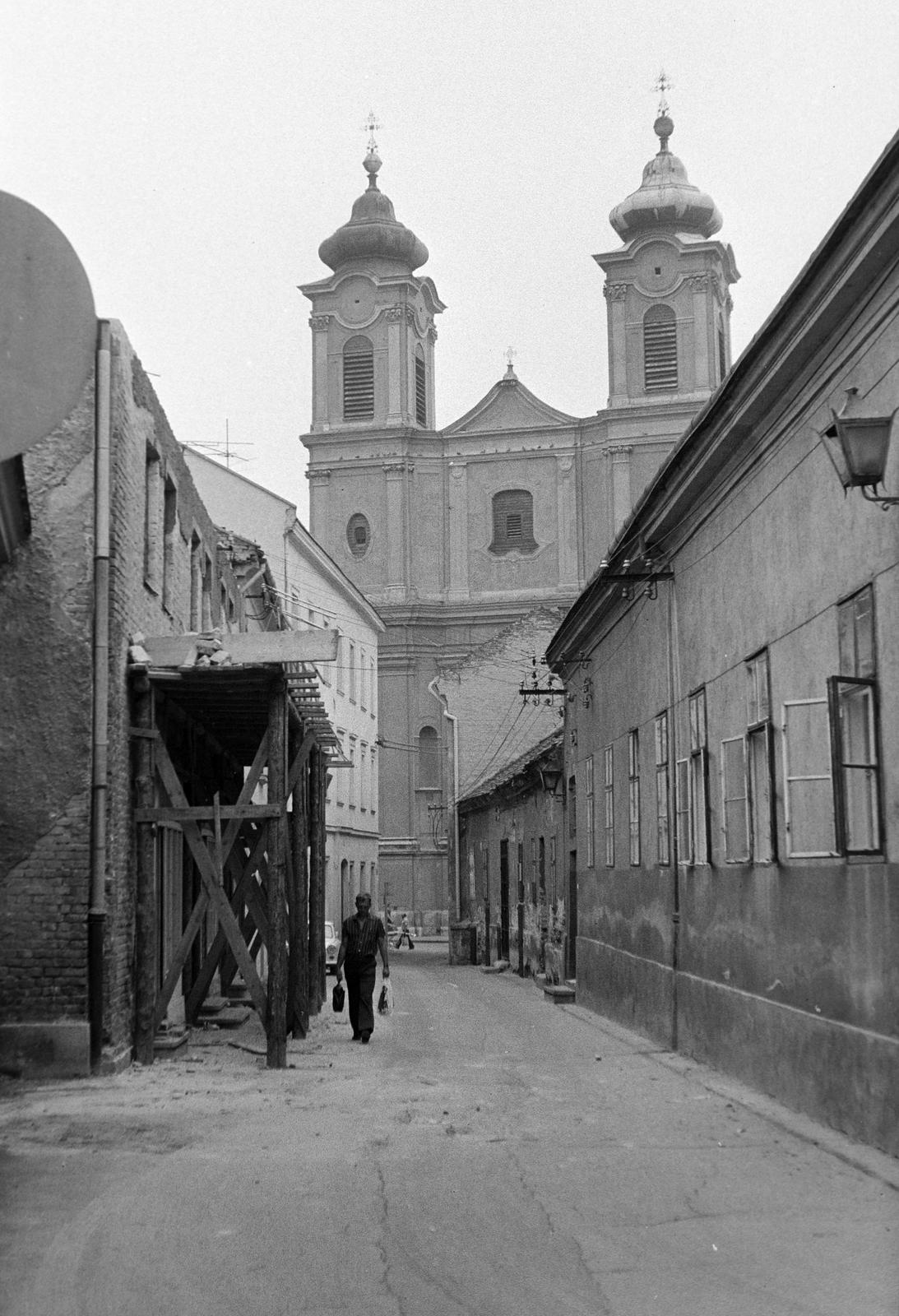 Magyarország, Székesfehérvár, Rózsa (Rózsa Ferenc) utca szemben a Nepomuki Szent János-templom., 1977, Gazda Anikó, Fortepan #307656